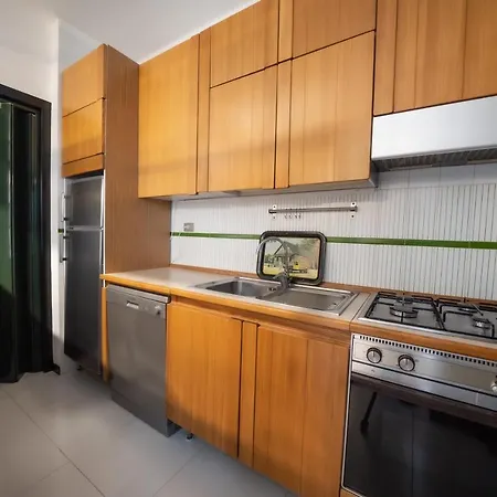 Leone Apartment *