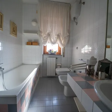 Leone Apartment *