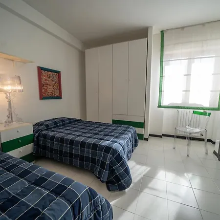 Leone Apartment *